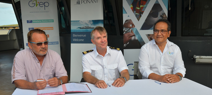 La convention entre le GIEP-NC et le Ponant a été signée le 26 août par Jean-Louis d'Anglebermes, président du conseil d'administration du groupement, son directeur, Gabriel Muavaka, et le commandant Christophe Colaris.