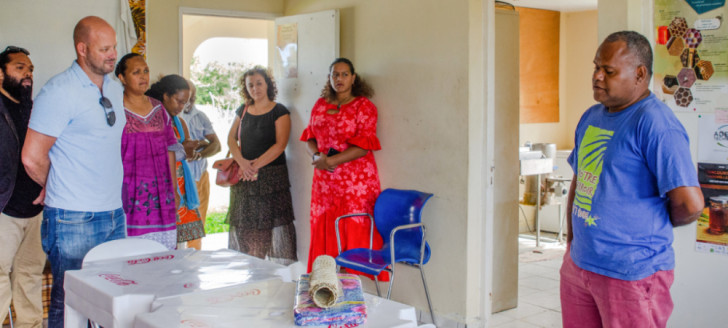  La journée d’échanges a débuté par une coutume au marché communal de Wé.  