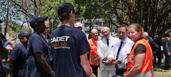 La ministre des Outre-mer Sébastien Lecornu en grande discussion avec les cadets de la Sécurité civile.