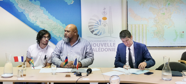 Le membre du gouvernement Vaimu’a Muliava était entouré d’agents du service de la coopération régionale et des relations extérieures (SCRRE) et notamment de son responsable, François Behue (à droite).