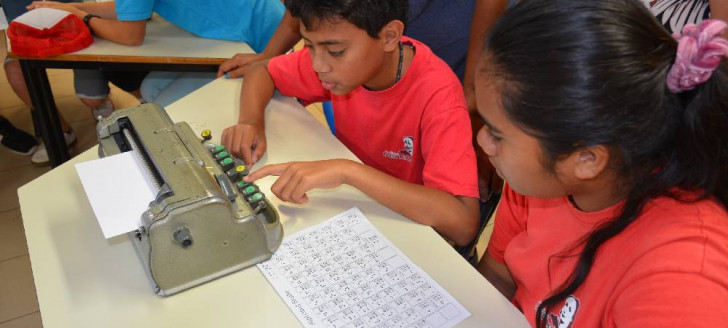 L’un des ateliers proposait aux élèves de découvrir l’alphabet braille.