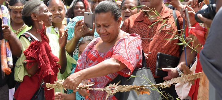 Valentine Eurisouké, membre du gouvernement, a participé au couper de ruban lors de l’inauguration de la Maison de la femme et citoyenne à Ponérihouen. 