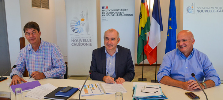 Thierry Santa et Laurent Prévost ont signé le 15 décembre le contrat de développement État-Nouvelle-Calédonie renégocié jusqu’en 2022, en présence de Yoann Lecourieux, en charge du budget au gouvernement.