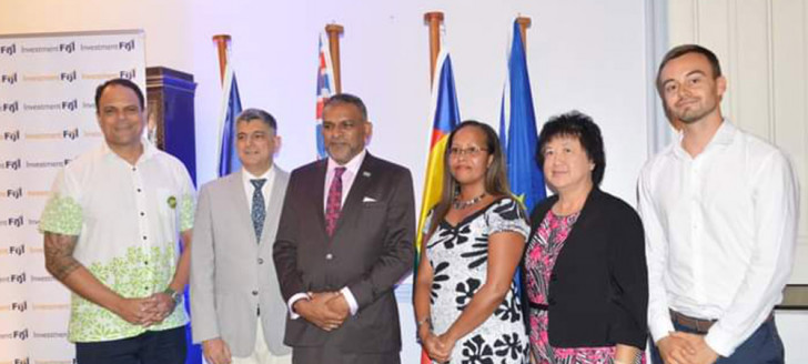 De gauche à droite : Craig Strong, PDG Investment Fidji, René Consolo, chargé d'affaire de l'ambassade de France à Fidji, Faiyaz Koya, ministre du gouvernement fidjien en charge du commerce, échanges, tourisme et transport, Rose Wete, déléguée pour la Nou