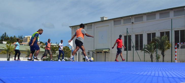 Différentes activités de cohésion, physiques et de bien-être, comme ici le « foot en marchant », étaient proposées durant la Semaine pour la qualité de vie au travail du gouvernement. 