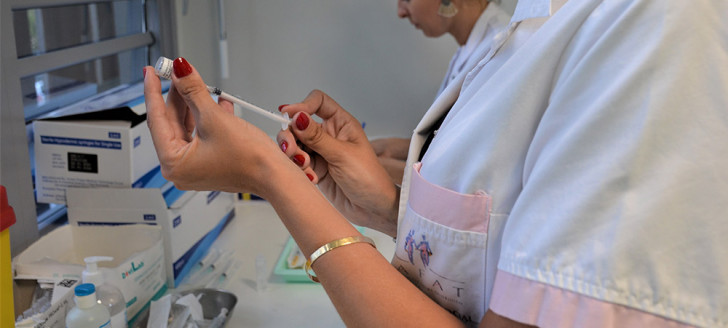 Les infirmières du CMS de Rivière-Salée reconstituent les vaccins chaque matin avant l’arrivée des premiers patients. 
