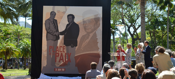 Sonia Lagarde, Isabelle Lafleur, Marie-Claude Tjibaou et Sébastien Lecornu ont dévoilé la future statue qui ornera la place de la Paix.