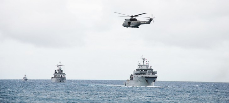 Le D’Entrecasteaux suivi du Vendémiaire et de la Moqueuse, tous trois de la Marine nationale.