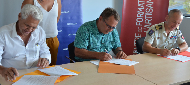 Le président de la Chambre de métiers et de l’artisanat Daniel Viramoutoussamy, le membre du gouvernement Jean-Louis d’Anglebermes et le lieutenant-colonel Nicolas Baller ont signé la convention mardi 12 novembre, au CFA.