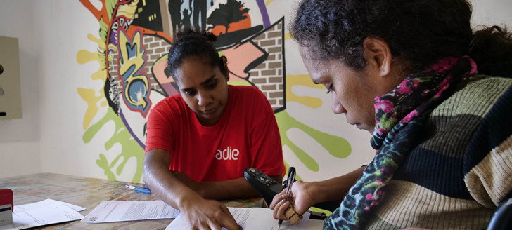 Signature d’un contrat de prêt pour Charlotte Thaiawe, aidée par Cinthia Koindredi, conseillère à l’Adie.