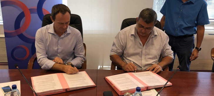Philippe Renault  et  Philippe Germain officialisant la signature.
