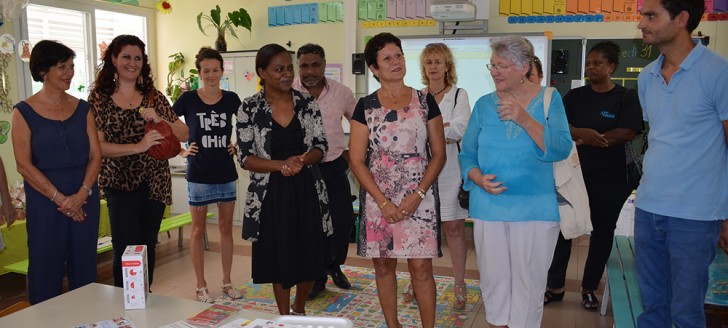 Hélène Iékawé et Yolande Verlaguet aux côtés des acteurs concernés par le projet : l’institut spécialisé de l’autisme, les enseignants, les parents d’élèves et l’association Moi Je TED.