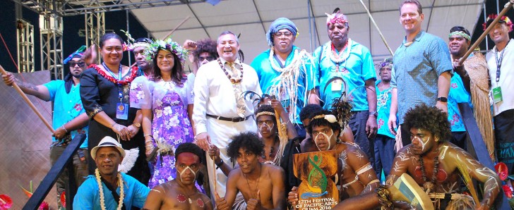 Une partie de la délégation calédonienne avec le gouverneur de Guam, Eddie Calvo. (© John Gope)