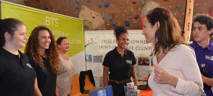 Isabelle Champmoreau, chargée de l'enseignement au gouvernement, s'est rendue au Salon de l'étudiant le 2 août où elle a échangé avec des exposants et des jeunes.