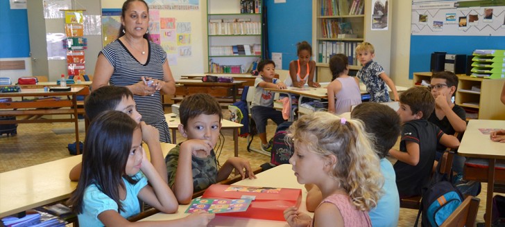 Les enfants s’affrontent au dengo-bingo, un jeu qui comprend 54 cartes avec des questions sur la dengue et les moustiques de trois niveaux chacune.