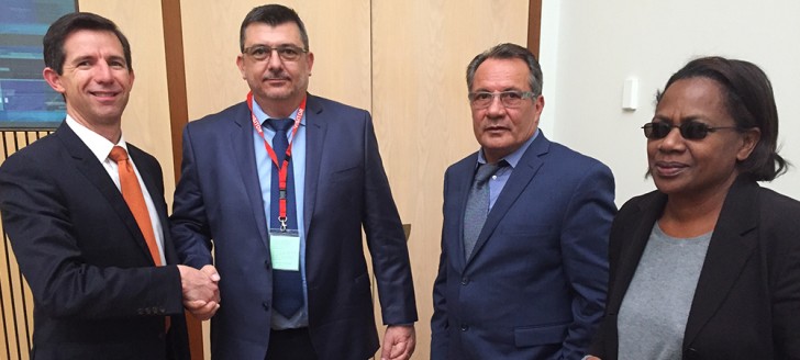 Simon Birmingham, ministre de l’Éducation et de la formation, Philippe Germain, président du gouvernement de la Nouvelle-Calédonie, Jean-Louis d’Anglebermes, vice-président et Hélène Iékawé, en charge de l’enseignement.