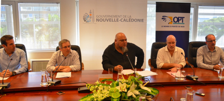 Vaimu’a Muliava entouré des directeurs du pôle innovation de  l’Adecal Technopole, Christophe Carbou, de l’OPT-NC, Philippe Gervolino, et de la BCI, Frédéric Reynaud, et Bruno Ferrandis, de la cellule Éconum du gouvernement.