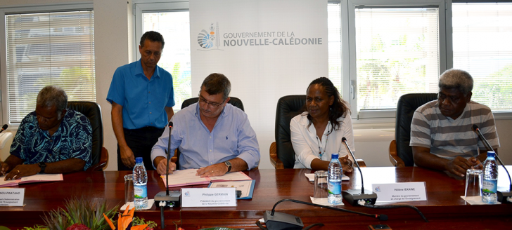 Philippe Germain a signé les protocoles avec les représentants de l’Asee, Dominique Lawi, et de la Felp, Raymond Nenou, en présence d’Hélène Iékawé, membre du gouvernement en charge de l’enseignement.