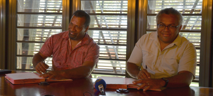 Didier Poidyaliwane, chargé au gouvernement de la protection de la jeunesse et de l’enfance et des affaires coutumières, et Emmanuel Tjibaou, directeur de l’ADCK, ont signé les conventions.