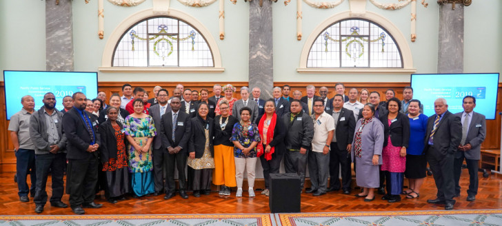 Les 18 délégations au Parlement, en présence de Winston Peters, ministre des Affaires étrangères et Vice-Premier ministre de Nouvelle-Zélande. (© Photos MFAT Pacific and developpement).