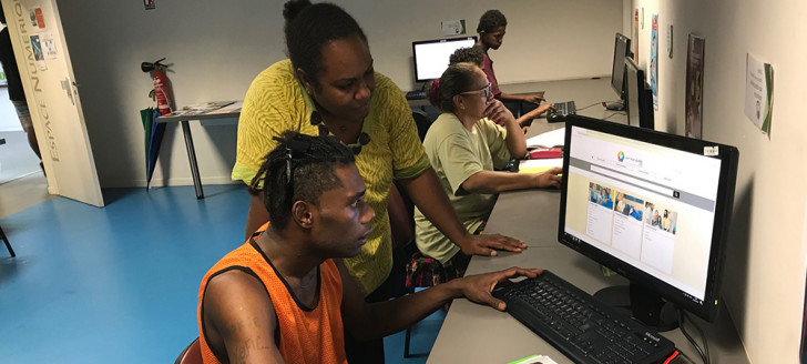 Muné, l’animatrice de la case numérique de Kaméré, avec Jean-Louis, un jeune décidé à créer une ferme à Lifou.