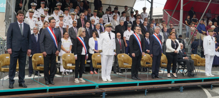 Le haut-commissaire et les élus ont rendu hommage aux troupes depuis la tribune officielle. Photo © Fabrice Wenger / Province Sud