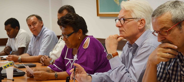 Valentine Eurisouké, en charge de la santé au gouvernement, entourée d'une partie des coordinateurs du plan Do Kamo.