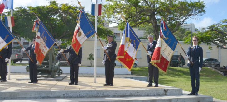 Le drapeau de la Résistance française (2e à d.) brodé au nom de la Nouvelle-Calédonie a été déployé pour la première fois ce vendredi 8 mai.