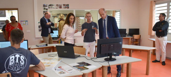 Isabelle Champmoreau et Érick Roser ont échangé avec les étudiants du BTS « études et réalisation d’agencements » dans leurs nouvelles salles de classe.