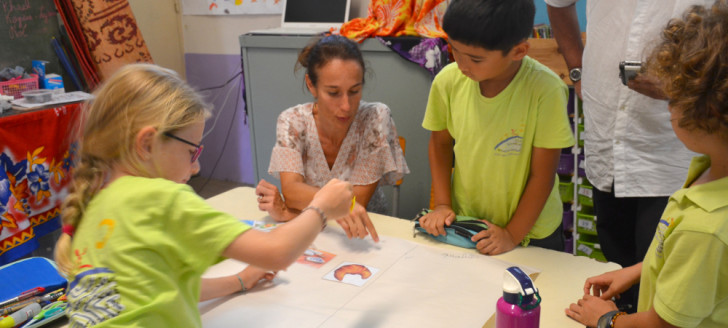 Démonstration d’une activité Rebee à l’école Saint-Jean-Baptiste à Nouméa, en présence d’Isabelle Champmoreau, membre du gouvernement en charge de l’enseignement.