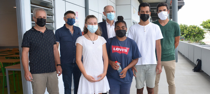 Léane, Maria et Lucas, entourés de leurs professeurs et du vice-recteur Érick Roser.