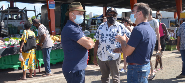 Adolphe Digoué, membre du gouvernement, Gérard Pasco, président de la Chambre d'agriculture et de la pêche et son directeur, Yannick Couete, ont parcouru les stands du marché Broussard de Ducos le samedi 9 octobre.