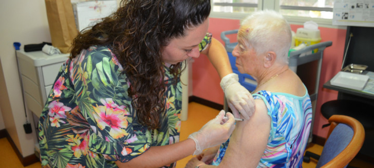L’infirmière de l’Ehpad, Cécile Sacchi, vaccine Angèle, 90 ans, l’une des résidentes de Gabriella.