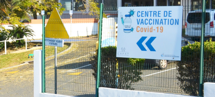 La vaccination contre le Covid-19 est devenue obligatoire à la suite de l’adoption par le Congrès de la Nouvelle-Calédonie de la délibération n° 44/CP du 3 septembre 2021.