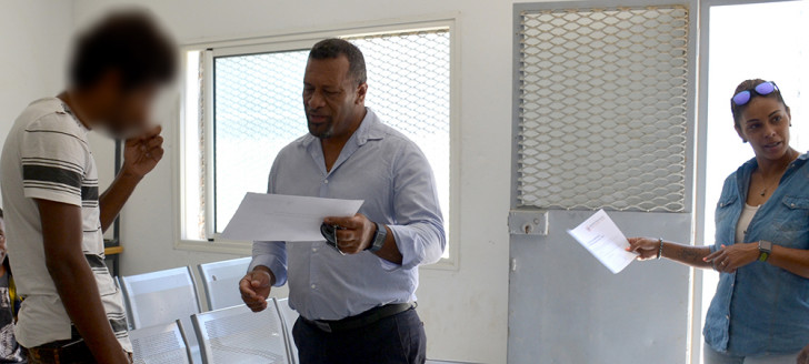 Les détenus ont reçu leur attestation des mains de Didier Poidyaliwane, de représentants du gouvernement et de la formatrice Gladys Gnibekan (à d.).
