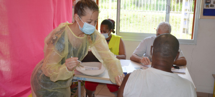 La journée de vaccination à la maison de quartier de Rivière-Salée a mobilisé des agents du gouvernement et de la Ville de Nouméa, ainsi que des soignants libéraux ou à la retraite.