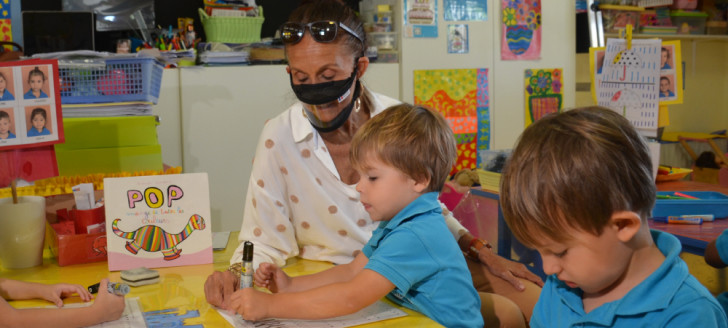 Le masque de protection inclusif facilite la communication et l’apprentissage notamment avec les plus petits.