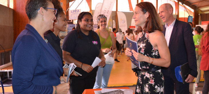 Isabelle Champmoreau et Érick Roser ont échangé avec les étudiants et les équipes pédagogiques présents sur les stands.