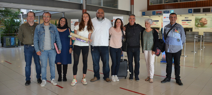 Une partie des infirmiers de la mission de soutien à Tahiti aux côtés du membre du gouvernement, Vaimu’a Muliava et d’Éloïse Nicolas, directrice des Ressources humaines de la Nouvelle-Calédonie qui a piloté le recrutement.