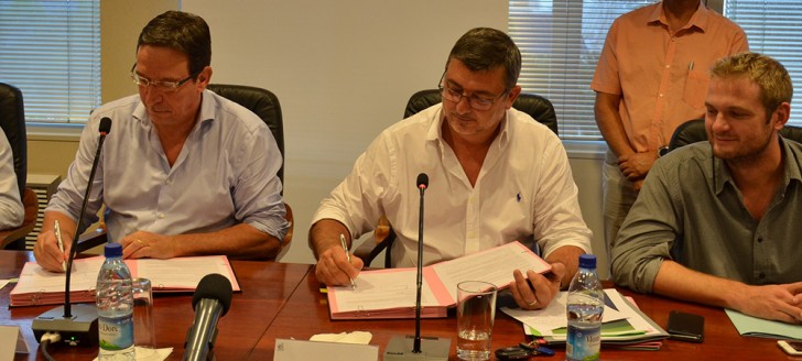 Philippe Germain, président du gouvernement, et Philippe Gomès, président de NCE, ont signé une convention de financement, en présence notamment de Nicolas Metzdorf, membre du gouvernement chargé de l’énergie.