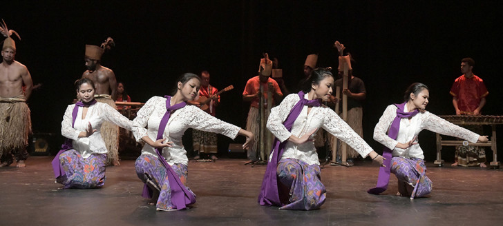 Les troupes Nedokwé et Nedo Pumuru se sont associées à celle de l’Association des Indonésiens de Nouvelle-Calédonie pour proposer une chorégraphie fusion alliant tradition et modernité (©Éric Dell’Erba).