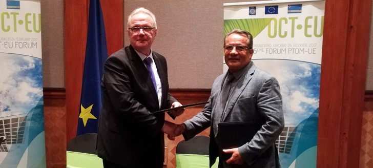Jean-Louis d’Anglebermes et Neven Mimica, commissaire européen au développement et à la coopération internationale, ont signé le document de programmation du 11e FED pour la Nouvelle-Calédonie, consacré à la mise en œuvre de la stratégie emploi insertion. Jean-Louis d’Anglebermes et Neven Mimica, commissaire européen au développement et à la coopération internationale, ont signé le document de programmation du 11e FED pour la Nouvelle-Calédonie, consacré à la mise en œuvre de la stratégie emploi insertion.