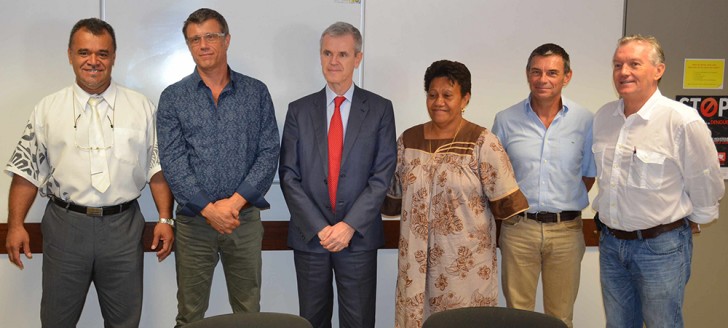 Valentine Eurisouké a reçu Michel Djokovic, ambassadeur de France à Fidji (au centre), en présence notamment des directeurs du centre de radiothérapie et du CHT, Patrick Cottin (deuxième à droite) et Dominique Cheveau (deuxième à gauche).