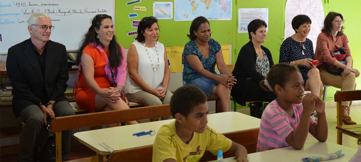 Helène Iékawé, Cynthia Ligeard et les partenaires du gouvernement (province Sud, mairie de Nouméa) ont assisté à une séance d’apprentissage au bon usage de la route, dans une classe de CE2 de l’école Jacques-Trouillot de Rivière-Salée.
