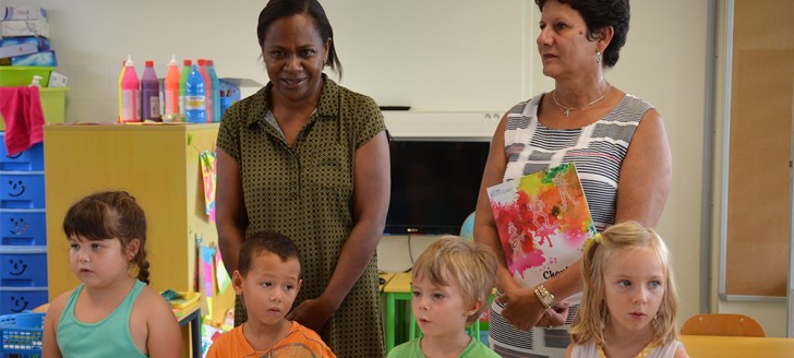 Les enfants ont interprété un chant en drehu en présence d’Hélène Iékawé, membre du gouvernement en charge de l’enseignement et de Yolande Verlaguet, directrice de l’enseignement.
