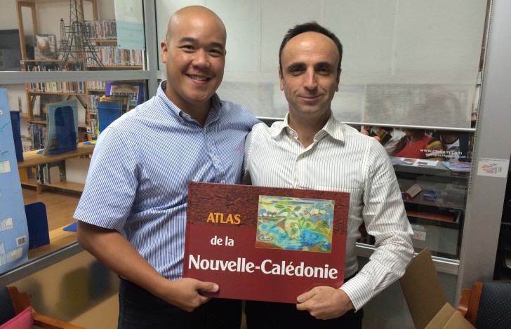 José-Marie Cortès, directeur de l'Alliance française d'Auckland et délégué général de la fondation des Alliances françaises de Nouvelle-Zélande a reçu, des mains de Cédric Chan Yone, un livre offert respectivement par Thierry Santa, président du conseil d