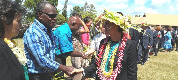 Najat Vallaud Belkacem accueillie à Lifou, vendredi 28 octobre.