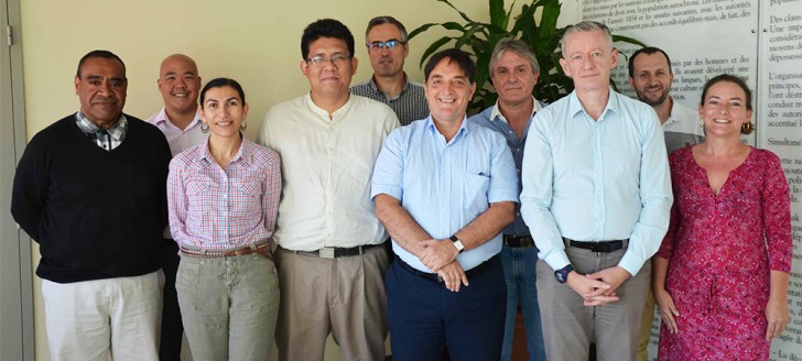Philippe Machenaud-Jacquier (au centre) et Jason Leau (à sa droite) en immersion dans les directions et services du gouvernement de Nouvelle-Calédonie.