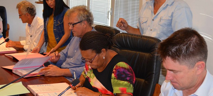 De gauche à droite, Vincent Richard  (Institut Pasteur), Tristan Derycke (Ville de Nouméa), Valentine Eurisouké (gouvernement) et Cameron Simmons (Monash University).