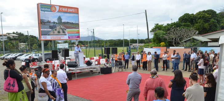 Un panneau « Chantier Néobus, c’est parti ! » a été dévoilé à l’entrée de Rivière-Salée où ont débuté les travaux.